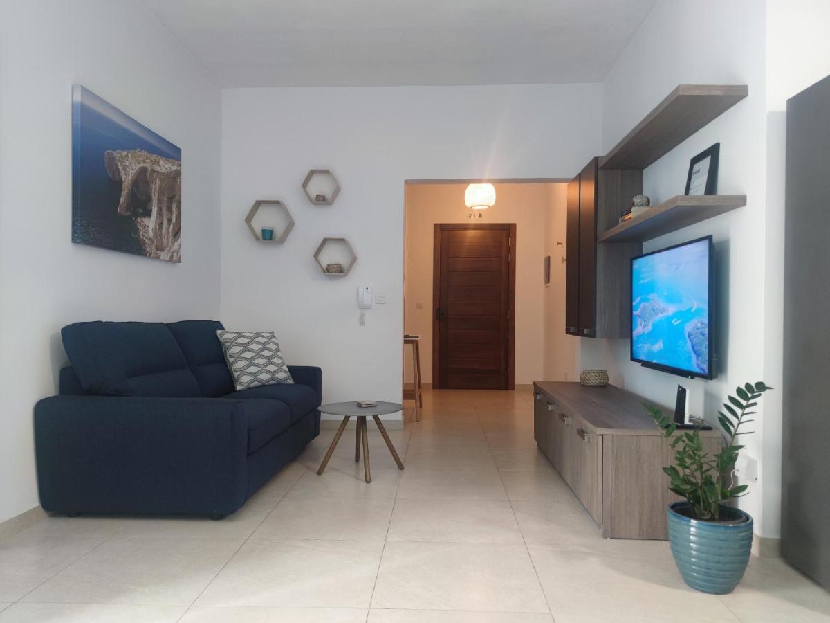 Etoile Court Apt - Homey, Spacious & Private Patio Mgarr Экстерьер фото